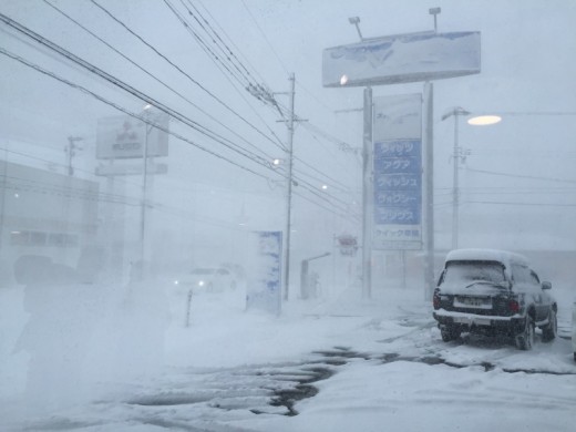 猛吹雪・・・